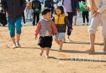 [크기변환]1. 아산시 ‘제1회 궁평저수지 맨발 황톳길 걷기 축제’ 성황리에 마쳐 (4).jpg