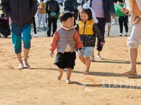 [크기변환]1. 아산시 ‘제1회 궁평저수지 맨발 황톳길 걷기 축제’ 성황리에 마쳐 (4).jpg