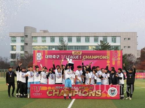 f1_사진1. 선문대 축구부가 왕중왕전 우승 후 시상식에서 기념 세레모니를 하고 있다..JPG