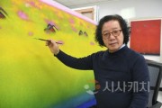 f_윤천균 화백이 작품 앞에서 붓을 들고 있다.JPG