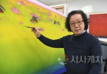 f_윤천균 화백이 작품 앞에서 붓을 들고 있다.JPG