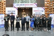 f_왼쪽부터 이경재 마술사, 임방언 감독, 김수정 소프라노, 최민호 시장, 가수 김형준, 국악밴드 얼쑤2.JPG