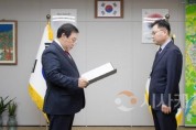 [크기변환]사본 -정책수석 임명_왼쪽부터 최민호 세종시장, 김대곤 정책수석.jpg