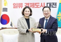 대전아동단체협의회, 이장우 시장에 감사패 전달