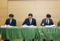 f_사진 1. 협약식 서명에 서명하고 있다.JPG