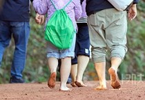 f_2. [기획] 아산시, 도심 속 힐링 공간 ‘맨발 걷기 황톳길’ 늘린다 (1).jpg