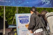 f_호서대 학생들이 국가장학금 안내판을 살펴보고 있다..jpg