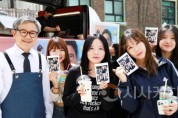 f_‘송병국 총장님이 쏜다’ 이벤트에 참여한 학생들이 송병국 총장과 셀카를 찍고 있다..jpg