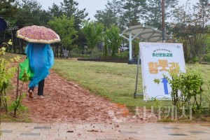 [크기변환]3. 아산시, 도심 속 힐링공간 ‘문화공원 황톳길’ 개장(3).jpg