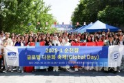 f_순천향대 ‘글로벌 다문화 축제’에 참가한 12개국 유학생들이 기념사진을 촬영하고 있다..jpg