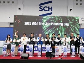 f_사진1 ‘2025 충남 청년 Job Planning Day’에 참석한 주요 인사들이 개회식 퍼포먼스를 진행하고 있다..jpg