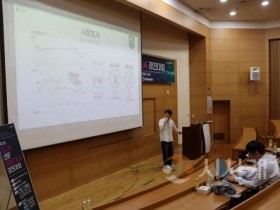 f_사진 2.  제 7회 AI·SW창업아이디어 경진대회에서 참가자가 발표하고 있다.JPG