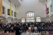 f_사진 1. 학술전자정보박람회 이벤트를 진행하고 있다.jpg