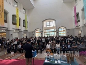 f_사진 1. 학술전자정보박람회 이벤트를 진행하고 있다.jpg