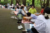 [크기변환]사본 -사본 -4.평화사랑 그림그리기 국제대회 참가자들이 함께 모여 환하게 웃는 모습(1).jpg