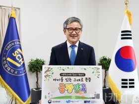 f_순천향대 송병국 총장이 ‘아동학대 예방 릴레이 캠페인’에 참여하고 있다..jpg