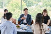 f_2. ‘소통데이’ 첫걸음… 오세현 아산시장, MZ 공무원들과 브런치 소통 (1).jpg