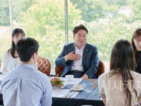 f_2. ‘소통데이’ 첫걸음… 오세현 아산시장, MZ 공무원들과 브런치 소통 (1).jpg