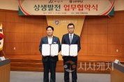 f_사진 2. 양기관의 대표가 기념 촬영을 하고 있다.JPG