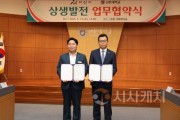 f_사진 2. 양기관의 대표가 기념 촬영을 하고 있다.JPG