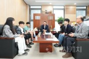 f_사진1_아산시의회 홍성표 의장이 거산초등학교 학생들과 시민제안서 전달 및 면담의 시간을 가졌다.jpg