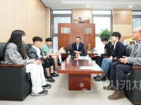 f_사진1_아산시의회 홍성표 의장이 거산초등학교 학생들과 시민제안서 전달 및 면담의 시간을 가졌다.jpg