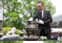 f_사진1_아산시의회 의원들이 헌화 및 분향하고 있다.jpg