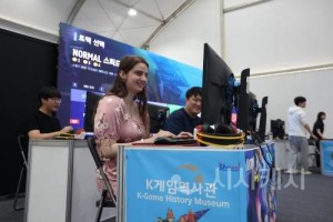 f_1. 지난 5일 문화체육관광부 K-인플루언서  코리아넷 명예기자단이 ‘2025 천안 K-컬처박람회’ 게임 산업전시관에서 카트라이더 게임을 체험하고 있다..JPG