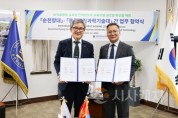 f_송병국 순천향대학교 총장(왼쪽)과 Namnan Tumurpurev 몽골국립과학기술대학교 총장(오른쪽)이 업무협약서에 서명하며 양교 간 교육협력 확대를 약속하고 있다..jpg