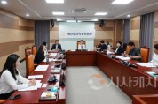 [크기변환]사진1_아산시의회 예산결산특별위원회가 2024회계연도 아산시 결산 및 예비비 지출 승인의 건에 대하여 제2차 예결위를 통해 심사하고 있다..jpg