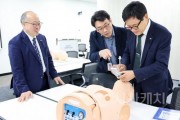 [크기변환]사본 -순천향대 송병국 총장(오른쪽)이 분당서울대병원 헬스케어혁신파크 SMART 시뮬레이션센터에서 최첨단 의료기기 실습을 체험하고 있다..jpg