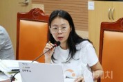 f_사진1_김미영 의원이 제259회 아산시의회 제1차 정례회 중 행정사무감사를 펼치고 있다.jpg