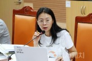 f_사진1_김미영 의원이 제259회 아산시의회 제1차 정례회 중 행정사무감사를 펼치고 있다.jpg