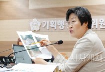 [크기변환]사본 -사진1_김희영 의원이 제259회 아산시의회 제1차 정례회 중 행정사무감사를 펼치고 있다.jpg