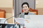 [크기변환]사본 -사진1_이기애 의원이 제259회 아산시의회 제1차 정례회 중 행정사무감사를 펼치고 있다..jpg