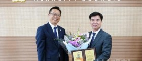 아산시의회, 조일교 부시장에 감사패 전달