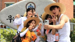 f_1. 무녀도 초등학교 앞에서 숏폼팀이 촬영하고 있다.jpg
