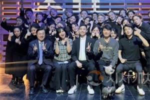 f_사진1 세계적 극단인 ‘사계(四季)’의 공연 제작 책임자 히라노 마코토(平野真登) PD가 순천향대 공연영상학과 방문 일정을 소화하고 기념촬영을 진행하고 있다..jpg