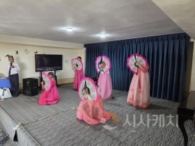 f_2. 문화교류 부채춤 공연을 진행 중이다..jpg
