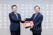 f_중국 산시성 대표단 방문_왼쪽부터 천춘지앙 부성장, 최민호 세종시장(대외협력담당관).jpg