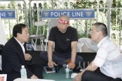 [크기변환]12일 국회 정문 앞 해수부 이전 반대 단식농성 현장 방문3_왼쪽부터 최민호 세종시장, 가운데 윤병철 해수부 노조위원장, 오른쪽 해수부 노조 이재철 인천지방해양수산청지부장 .jpg