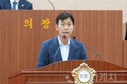 f_사진1_명노봉 의원이 결의안 제안 설명하고 있다(1).jpg