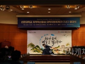 f_사진 1. 김소영 작가가 서예 캘라그라피 축하공연을 하고 있다.jpg
