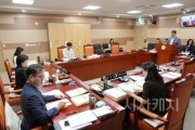 f_건설도시위원회는 제260회 임시회 중 주요업무 추진상황 보고를 청취하고 있다_1.jpg