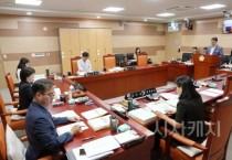 f_건설도시위원회는 제260회 임시회 중 주요업무 추진상황 보고를 청취하고 있다_1.jpg