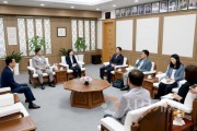 [크기변환](대전시의회 제공) 2025.07.21 충남도의회 행정통합 특위 위원장 방문 (환담).JPG