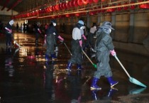 아산시의회 사무국, 축산농가 수해 복구 자원봉사