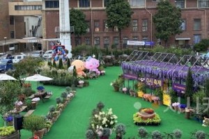 [크기변환]사본 -4. 대전시‘0시 축제’거리 곳곳에 꽃피운 꿈씨 패밀리-구충남도청사 중정(꿈돌이정원 전경) 3.jpg