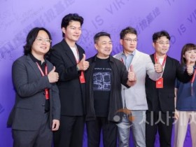 f_사진1.왼쪽 두 번째부터 디엔디라인 도광섭 총괄대표, 보차이미디어 리롄 대표, 동념달 도광일 대표, 디엔디라인 이상현 COO가 행사장 포토월 앞에서 나란히 포즈를 취하고 있다..jpg