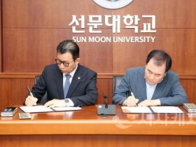 f_사진 1. 문성제 총장(좌)과 김지철 교육감(우)이 협약서에 서명하고 있다.jpg